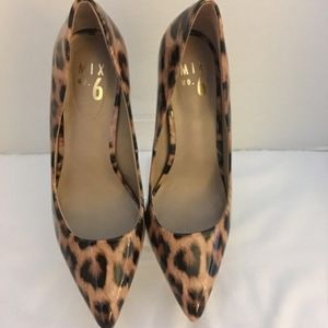 Beautiful patent-leather print pumps